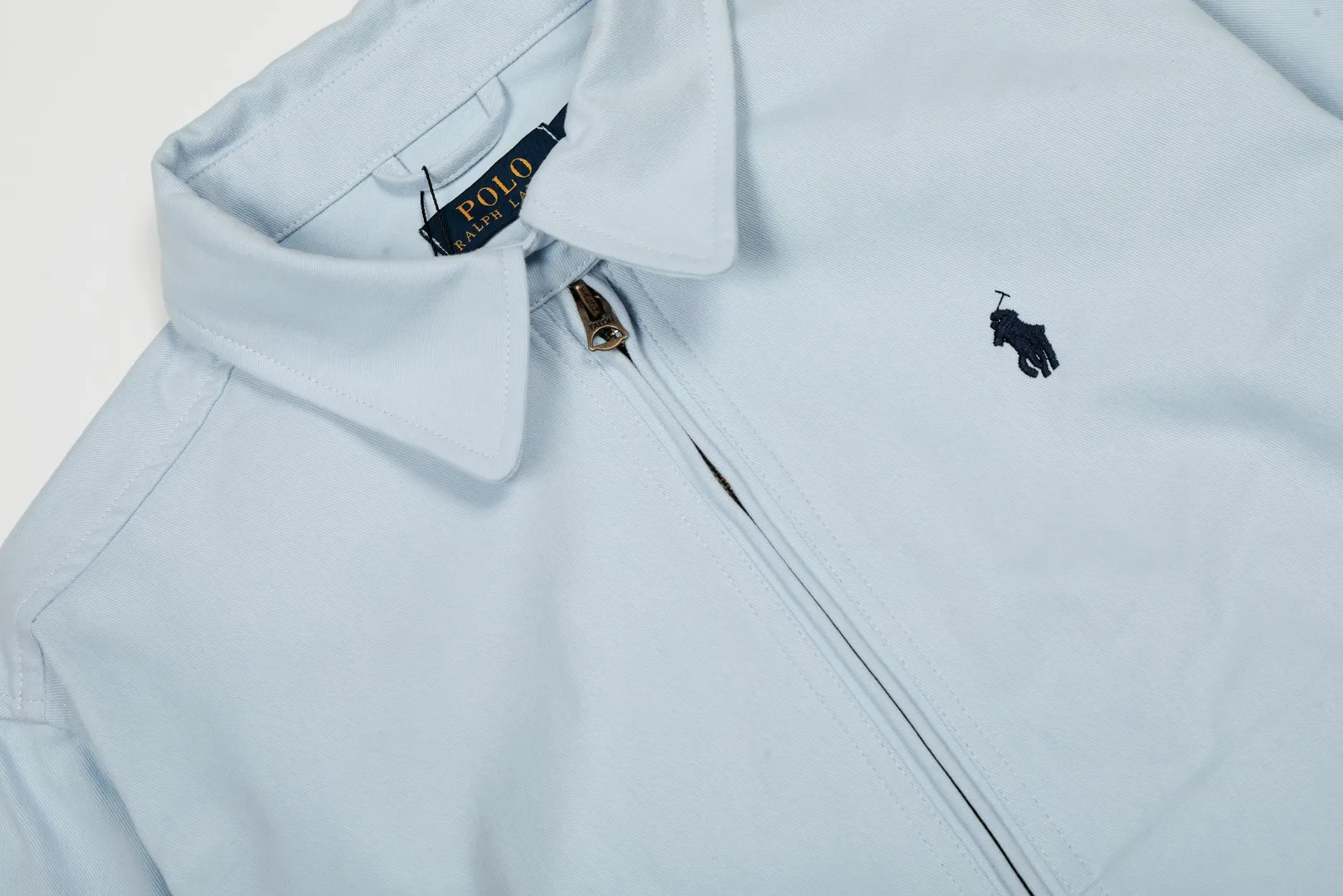 P300 top quality" Style number: 8101# (not off the shelves all year round) [Ralph Lauren/Ralph Lauren old cadre pony embroidered armband POLO jacket] ✅Ralph Lauren Ralph Lauren classic basic American retro old cadre goddess style jacket ✅Pure cotton high-gram heavy wash, soft, comfortable and tangible, upright and textured ✅Customized Vintage bronze double-open zipper head to restore the same quality as the cabinet version ✅This style: White/khaki color. There are waist patterns inside the threads of the collar and cuffs. Please note~ ✅Retro versatile jacket. The upper body is very flattering. Versatile model YYDS~ ✅Versatile for daily wear and work wear. ✅The upper body is simple and easy to wear. A must-have for goddess ootd. Good-looking clothes are never too picky. A must-have in the goddess' wardrobe. Size: S-XL. Color: White, yellow, red, navy, khaki, pink, light blue, olive green.
